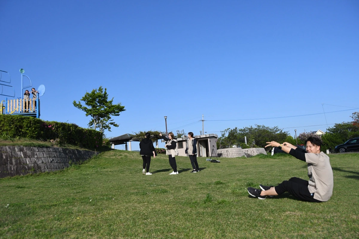 広い公園で過ごす唄のスタッフ