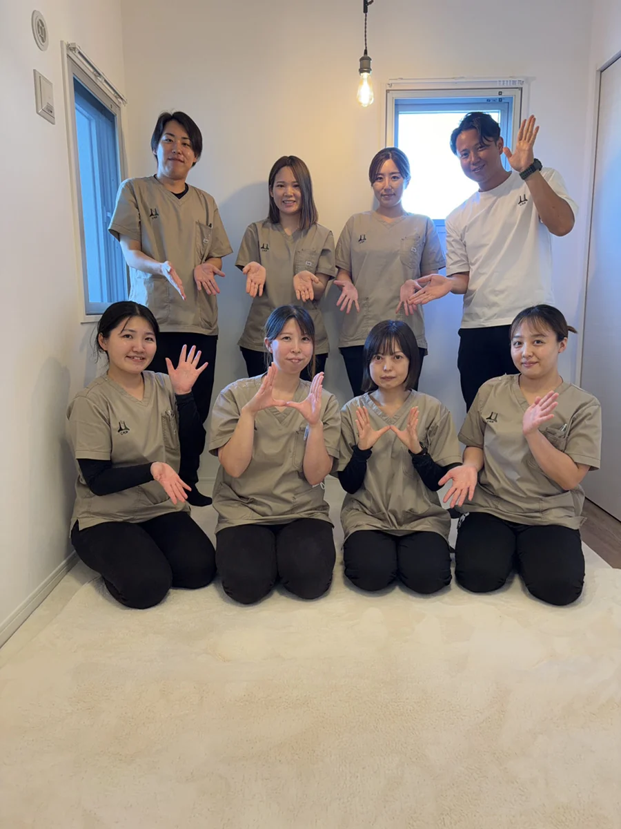 事務所で並ぶ訪問看護ステーション唄のスタッフ